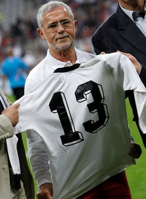 Герд Мюлер позира с легендарния си №13 при една от последните публични появи на футболното величие през 2012 г.