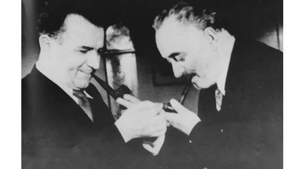 През 1948 г. на посещение в Прага Георги Димитров се среща с премиера на Чехословакия Клемент Готвалд, за да подпишат договор за сътрудничество.