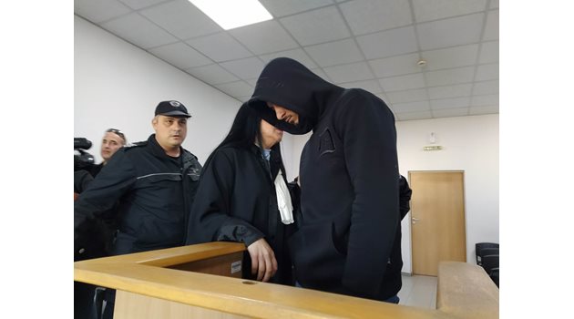 Полицаят Денислав Борисов се консултира с адвокатката си Надежда Римпева в съдебната зала.