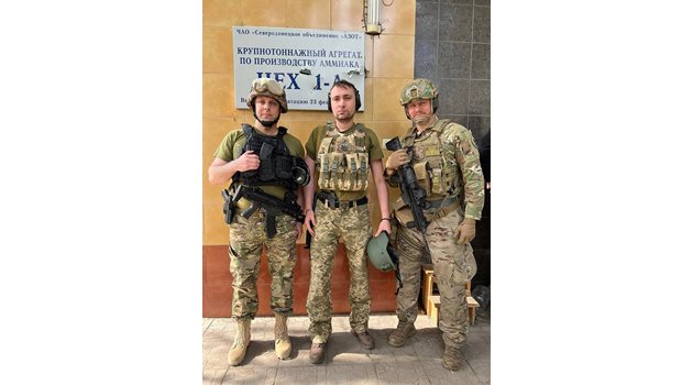 До скоро Кирило Буданов (в средата) служеше в секретна специална част.