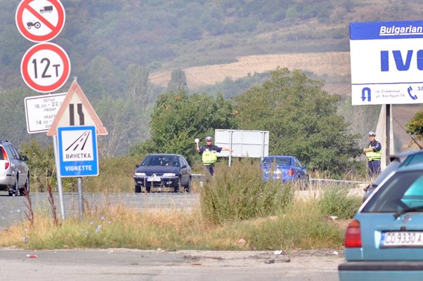 Договорите за доставка, монтиране и поддръжка на пътни знаци се сключват за 4-годишен период.
СНИМКА: “24 ЧАСА”