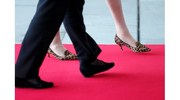 Обувките на две държавнички - вдясно на Тереза Мей, вляво на Ангела Меркел