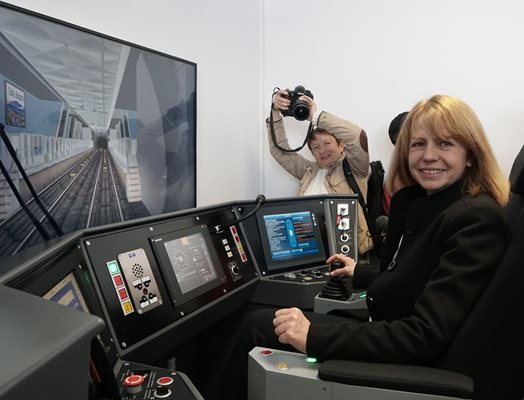 Преди дни кметът Йорданка Фандъкова изпробва тренажьор за обучение на машинисти на метро. Снимка: Десислава Кулелиева