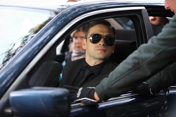 Александър Сано в колата от филма "Диви и щастливи"