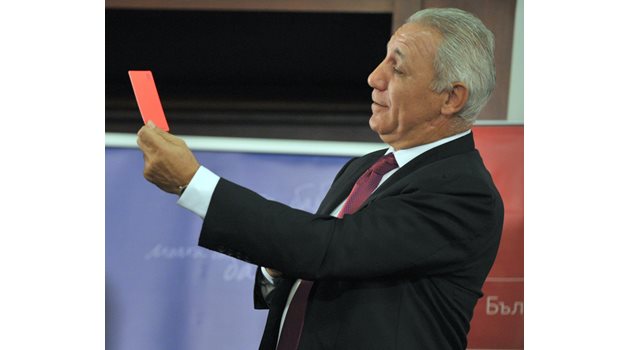 Христо Стоичков вдигна червен картон на шефове и треньор на "Барса". СНИМКА: ВЛАДИМИР СТОЯНОВ