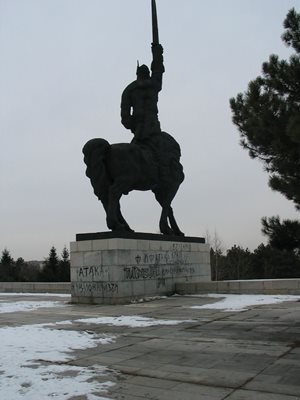 Хан Аспарух край Добрич - паметникът сега е символ на града. Изваян е от проф. Величко Минеков
