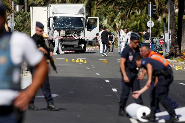 Искат до 15 години затвор за участници в терористичния атентат в Ница