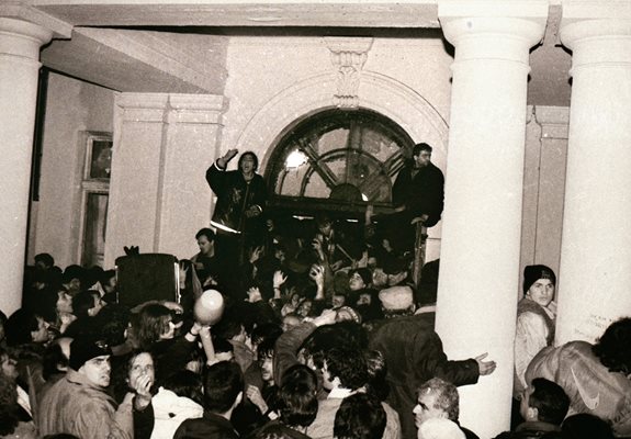 Протестиращи щурмуват сградата на парламента в късните часове на 10 януари 1997 г.



СНИМКА: ЙОРДАН СИМЕОНОВ