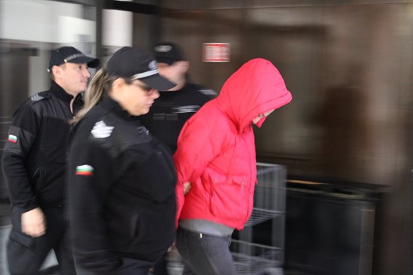 Симона Лулеова при задържането ѝ в съда.