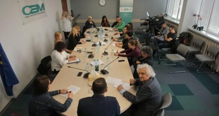 Членовете на СЕМ и гостите по време на дискусията "Проблем ли е автоцензурата в българската журналистика?"
СНИМКА: Авторът