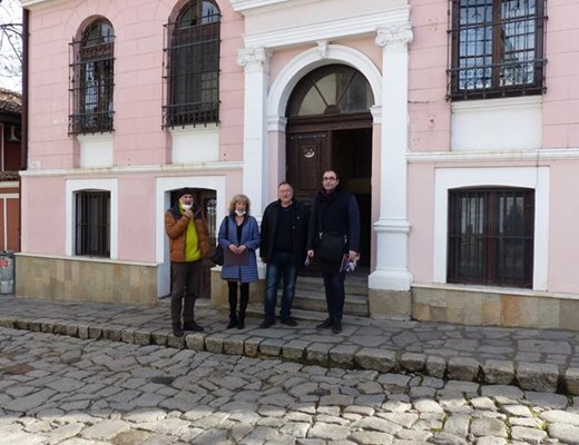 Зам.-кметът Пламен Панов (крайният вдясно) и директорът на музея Ангел Янков пред бившия хостел, който ще бъде преустроен в експозиция.