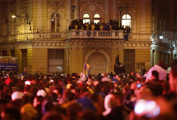 Босненските национали приемат овациите на феновете в Сараево.