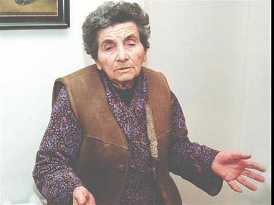 Баба Стефанка (на снимката преди 10 години) щастливо царува вече на 97 г.
