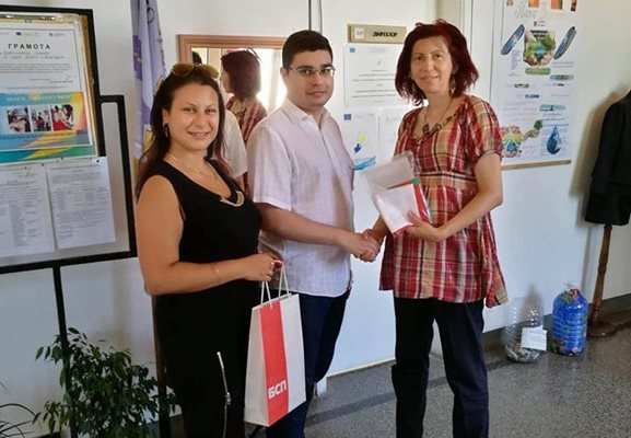 Млади социалисти подариха знаме на всяко училище в Търново