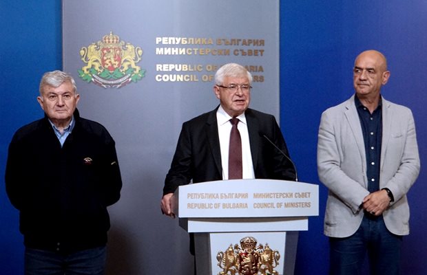 Премиерът Борисов събра на спешна среща шефа на НЗОК д-р Дечо Дечев, министър Ананиев и представителят на БСК в надзора на касата Григор Димитров (от дясно на ляво). В нея участва и финансовият министър Горанов. СНИМКА: ДЕСИСЛАВА КУЛЕЛИЕВА
