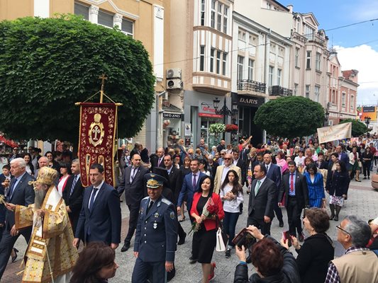 Митрополит Николай благославяше пловдивчани.