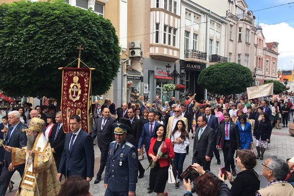 Митрополит Николай благославяше пловдивчани.