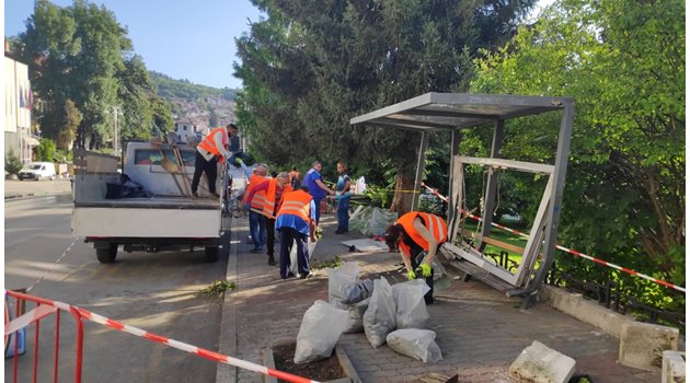 Работници разчистват мястото на катастрофата