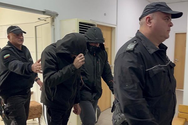 Двамата обвиняеми крият лицата си при влизане в съда.


Снимка: Никола Михайлов