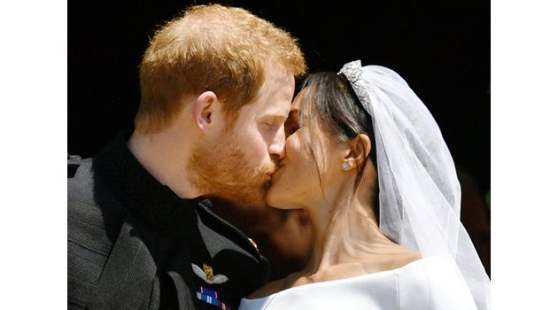 Принц Хари и Меган Маркъл увенчаха любовта си със страстна целувка. СНИМКИ: РОЙТЕРС