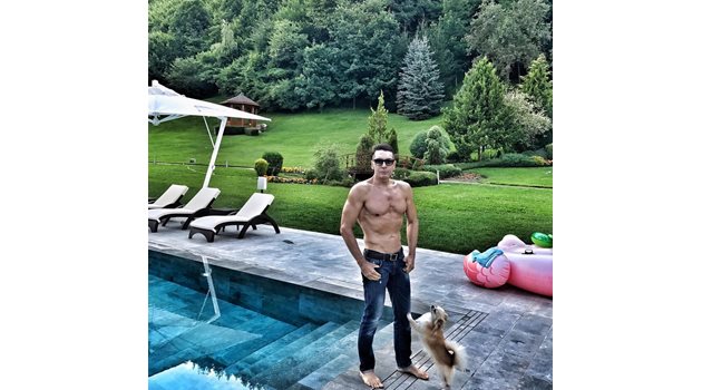 Ваньо Алексиев показва плочки пред басейна в имението си.