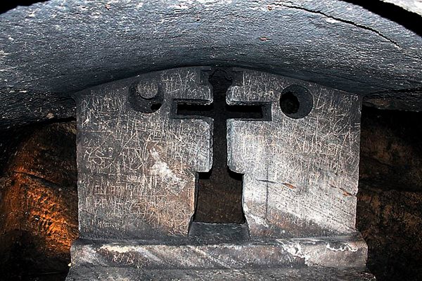 Тайната стая под пода на единствената напълно запазена богомилска църква в катакомбите на град Яйце в Босна