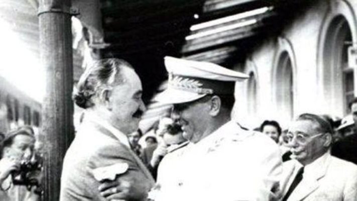 Ръководителите на България и Югославия - Георги Димитров и Йосип Броз Тито, в “братска прегръдка”.