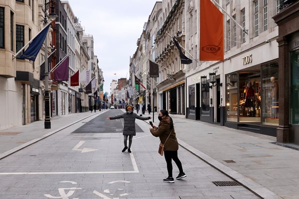Британци се снимат на празните лондонски улици на фона на пандемията от коронавирус.

СНИМКИ: РОЙТЕРС
