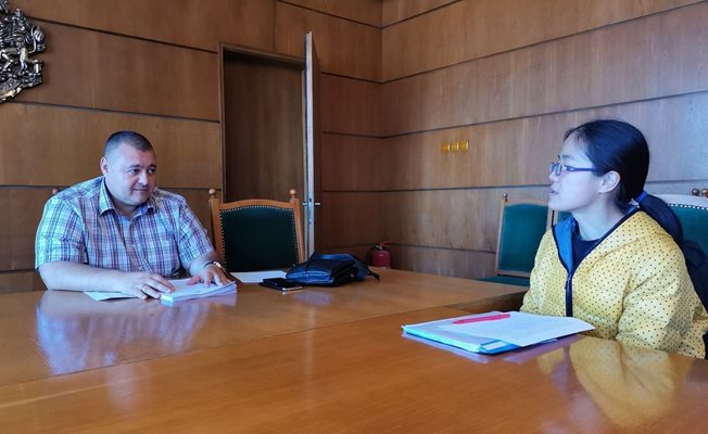 Студентката по политология беседва с Свилен Трифонов, шеф на комисия в Плевенския общински съвет. 
Снимка:Пресцентър