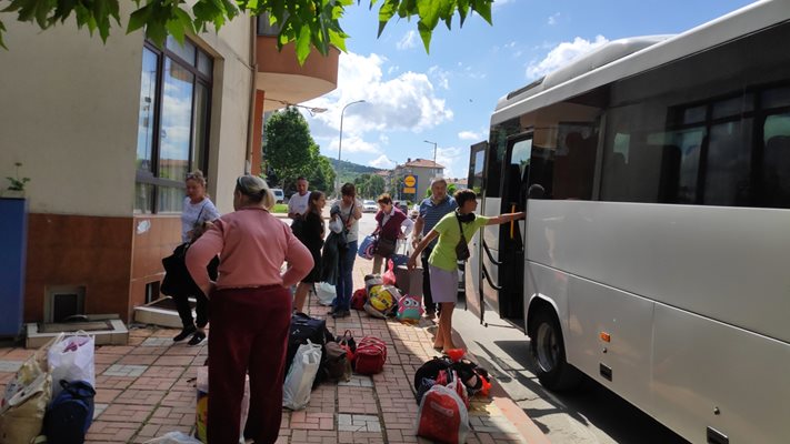 Два часа държаха украинците в автобус между гарата в Г.Оряховица, базата на Света гора и новия им хотел. 