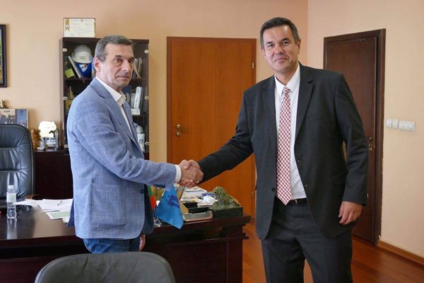 В централата на КТ „Подкрепа“ министър Стоянов разговаря с президента Димитър Манолов.