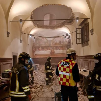 Пропадналият под и оформилата се дупка с диаметър 3 м. СНИМКА: Фейсбук профилът на губернатора на Тоскана Еудженио Джани