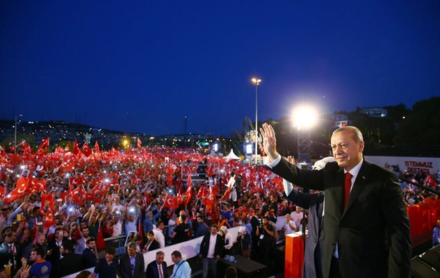 Турският президент Ердоган заплаши да „отреже главите“ на предателите, в реч по случай на първата годишнина от неуспешния опит за преврат срещу него СНИМКА: РОЙТЕРС