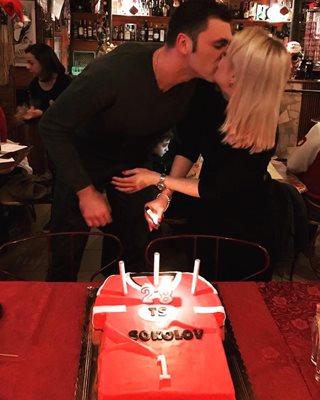 Цветан Соколов получава целувка от съпругата си Деляна, която организира партито за рождения му ден.