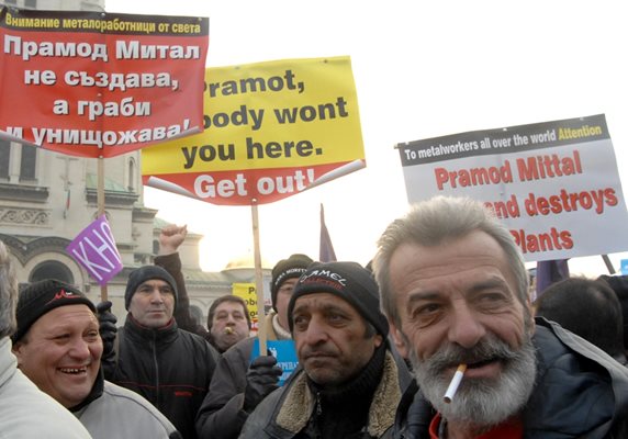 Стотици служители на "Кремиковци" протестират срещу ръководството на Митал.