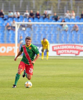 Балъков все още е в добра форма и доказва, че футболът не е стихотворение, че да го забравиш / Снимки: Юлиян Савчев