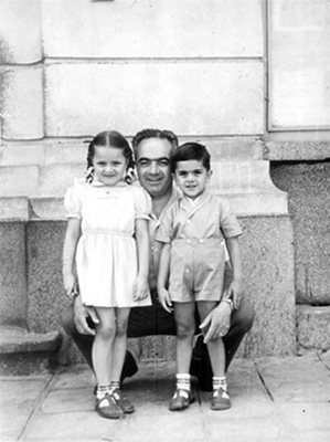 Заедно с баща си Иван Карадочев и брат й Бойчо
