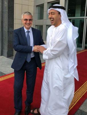 Посланик Румен Петров и външният министър на Обединените арабски емирства шейх Абдула бин Зайед ал Нахан демонстрират дружески отношения в Абу Даби. По това време Петров е специален съветник на Захариева по арабските въпроси.
