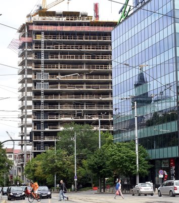 Строежът на небостъргача на площад “Македония” бе спрян.
