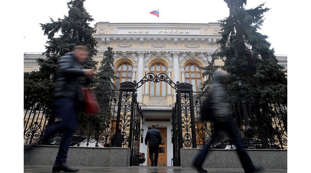 Руската централна банка поддържа лихвения процент около 20%. 
