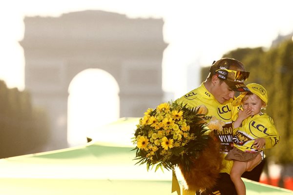 След триумфа в Париж новият шампион от "Тур дьо Франс" вече си е в Дания. Снимка: Ройтерс