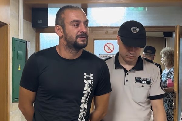 Охраната извежда разплакания Метин Мехмедов от съдебната зала, след като той чу решението на магистратите.