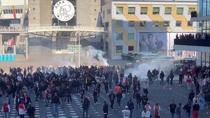 Полицията разпръсква феновете на "Аякс" с водни струи и сълзотворен газ след мача с "Фейенорд". Снимка: Ройтерс
