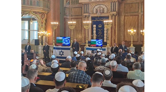 Румен Радев в Централната софийска синагога, където се отслужва молитва за мир