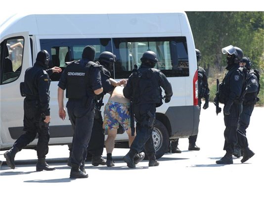 След днешния въоръжен грабеж в Ботевград полицията започна масови арести на подозрителни лица. 

