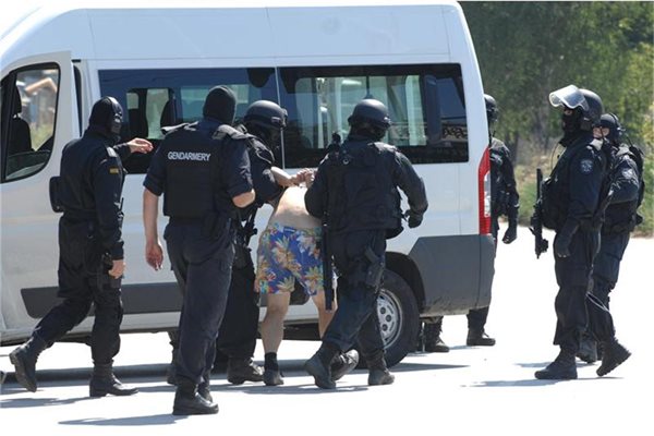 След днешния въоръжен грабеж в Ботевград полицията започна масови арести на подозрителни лица. 

