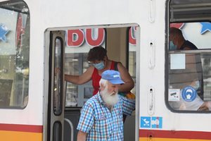 От четвъртък маските само в болници, аптеки, оптики и в градския транспорт