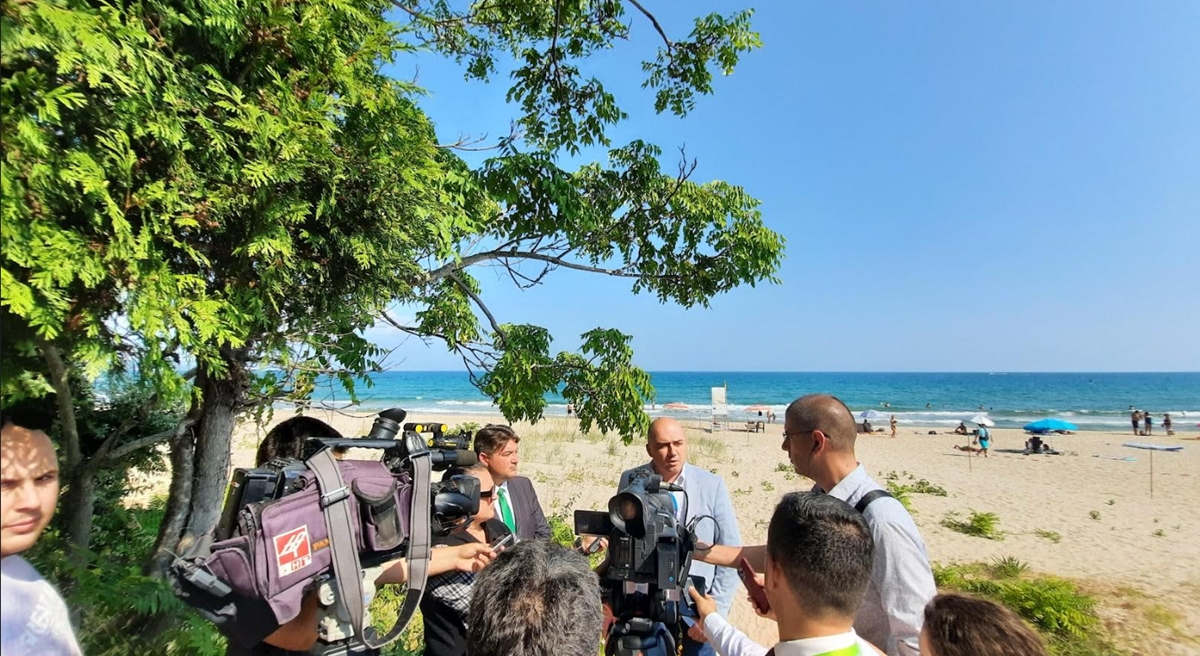 Министърът на туризма: Свлачището „Моби Дик” не застрашава в момента живота на плажуващите