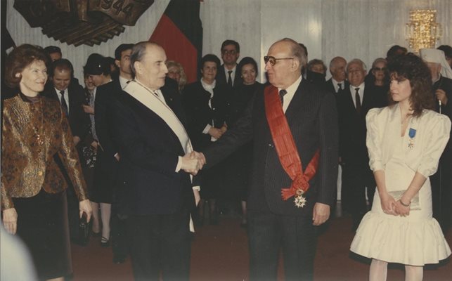 Жени Живкова придружава дядо си Тодор Живков на прием с френския президент Франсоа Митеран и съпругата му Даниел през януари 1989 г.

СНИМКА: ЛИЧЕН АРХИВ НА ЖИВКОВА