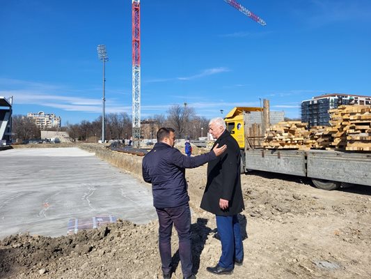 Костадин Язов посрещнал Зико на стадион "Локомотив".